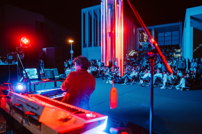 Stephan Graf v. Bothmer live am CineTonium vor der James-Simon-Galerie, Lange Nacht der Museen 2026